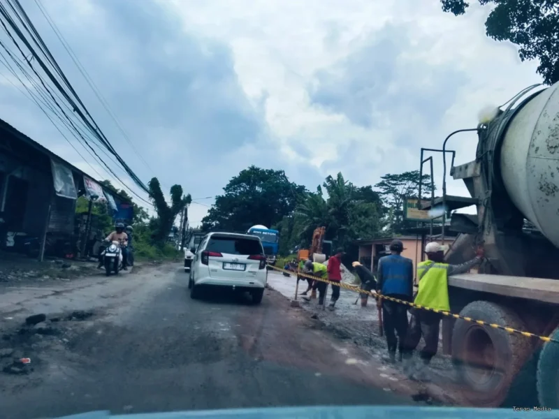 Keterangan foto : Pemeliharaan jalan di Kabupaten Lebak kembali menuai kritik keras tanpa Alat Pelindung Diri (APD), Minggu (15/2/2026)