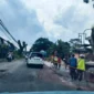 Keterangan foto : Pemeliharaan jalan di Kabupaten Lebak kembali menuai kritik keras tanpa Alat Pelindung Diri (APD), Minggu (15/2/2026)
