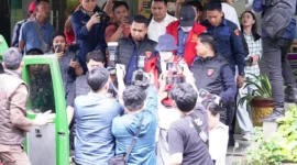 Keterangan foto : Tim Penyidik Kejaksaan Tinggi (Kejati) Sumatera Selatan melakukan penahanan terhadap dua orang tersangka terkait perkara dugaan tindak pidana korupsi (tipikor) dalam kegiatan pendistribusian semen di Provinsi Sumatera Selatan, Kamis (19/2/2026)