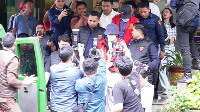 Keterangan foto : Tim Penyidik Kejaksaan Tinggi (Kejati) Sumatera Selatan melakukan penahanan terhadap dua orang tersangka terkait perkara dugaan tindak pidana korupsi (tipikor) dalam kegiatan pendistribusian semen di Provinsi Sumatera Selatan, Kamis (19/2/2026)