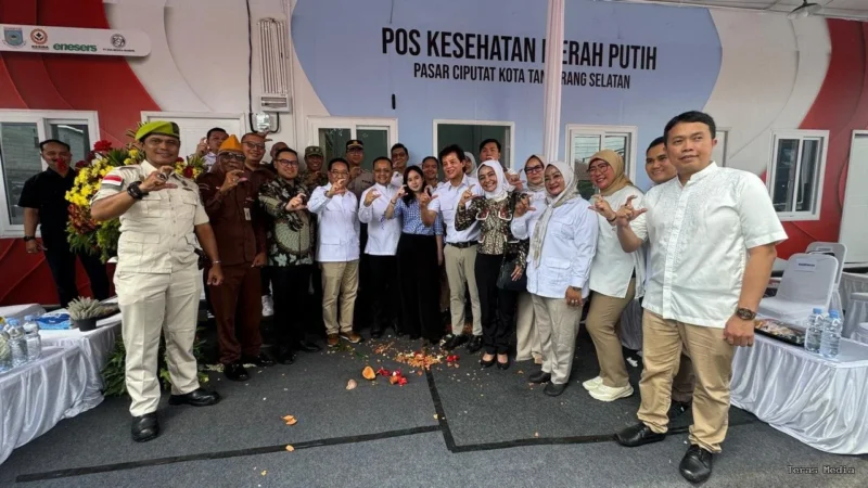 Keterangan foto : Partai Gerindra, Kesehatan Indonesia Raya (Kesira) Tangerang Selatan melakukan aksi nyata dengan meresmikan Pos Kesehatan Merah Putih di Pasar Ciputat, Tangerang Selatan, Sabtu (14/2/2026)