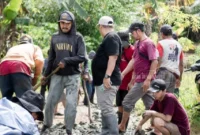 Keterangan foto : Anggota DPRD Banten dari fraksi PPP, Musa Weliasyah saat berjibaku dengan warga bergotong royong, Senin (16/2/2026)
