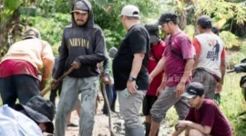 Keterangan foto : Anggota DPRD Banten dari fraksi PPP, Musa Weliasyah saat berjibaku dengan warga bergotong royong, Senin (16/2/2026)