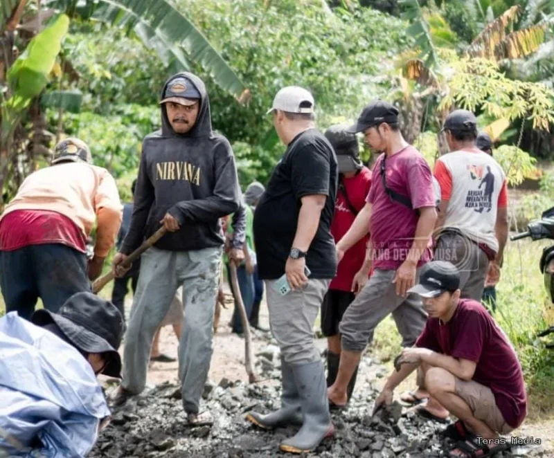 Keterangan foto : Anggota DPRD Banten dari fraksi PPP, Musa Weliasyah saat berjibaku dengan warga bergotong royong, Senin (16/2/2026)