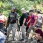 Keterangan foto : Anggota DPRD Banten dari fraksi PPP, Musa Weliasyah saat berjibaku dengan warga bergotong royong, Senin (16/2/2026)