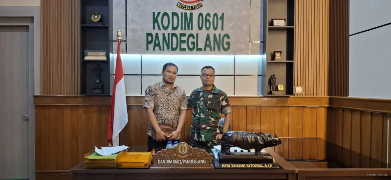 Keterangan foto : Komandan Kodim (Dandim), Letkol Infanteri Afri Swandi Ritonga bersama rekan media, Kamis (19/2/2026)
