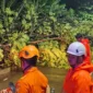 Keterangan foto: Petugas BPBD Kota Cilegon bersama unsur gabungan mengevakuasi pohon tumbang yang menutup akses Jalan PT Statomer, Kelurahan Gerem, Grogol, Kota Cilegon, Senin (16/2/2026) malam.