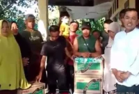 Keterangan foto : Warga Blang Kandis Aceh Tamiang ucapkan terimakasih dapat bantuan genset, Minggu (1/2/2026)