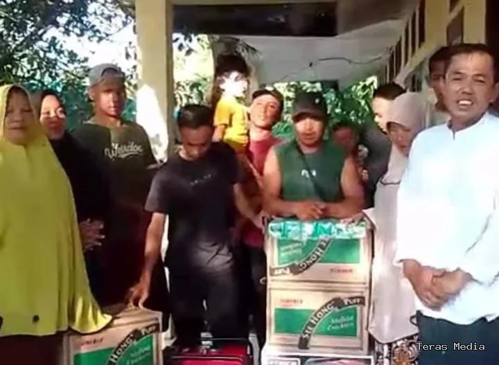 Keterangan foto : Warga Blang Kandis Aceh Tamiang ucapkan terimakasih dapat bantuan genset, Minggu (1/2/2026)