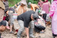 Keterangan foto : kelompok warga di Kabupaten Lebak yang memilih fokus kerja bakti perbaiki jalan, Selasa (17/2/2026)