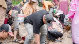 Keterangan foto : kelompok warga di Kabupaten Lebak yang memilih fokus kerja bakti perbaiki jalan, Selasa (17/2/2026)