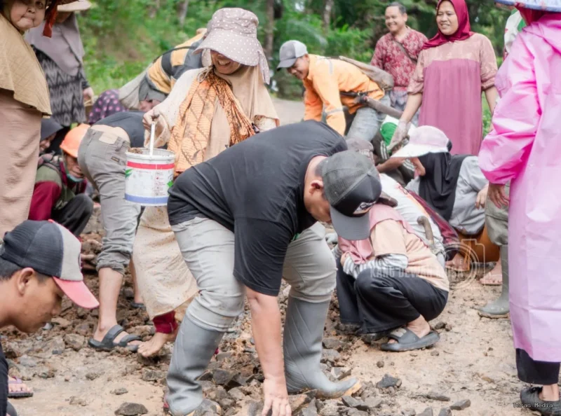 Keterangan foto : kelompok warga di Kabupaten Lebak yang memilih fokus kerja bakti perbaiki jalan, Selasa (17/2/2026)