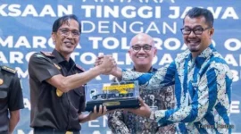 Keterangan foto : Kejaksaan Tinggi Jawa Barat (Kejati Jabar) dan PT Jasamarga Tollroad Maintenance (JMTM) memperkuat sinergi untuk menjaga aset negara dan meningkatkan kualitas infrastruktur jalan tol di Jawa Barat, Kamis (13/2/2025)