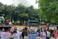 Keterangan foto : Ratusan massa dari Himpunan Aktivis Milenial Indonesia (HAMI) menggelar aksi damai di depan gedung Komisi Pemberantasan Korupsi (KPK) Jakarta pada Senin (23/2)