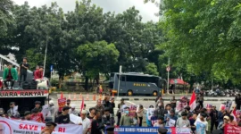 Keterangan foto : Ratusan massa dari Himpunan Aktivis Milenial Indonesia (HAMI) menggelar aksi damai di depan gedung Komisi Pemberantasan Korupsi (KPK) Jakarta pada Senin (23/2)