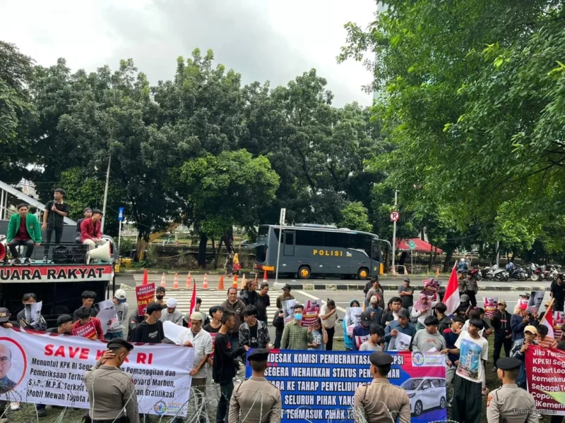 Keterangan foto : Ratusan massa dari Himpunan Aktivis Milenial Indonesia (HAMI) menggelar aksi damai di depan gedung Komisi Pemberantasan Korupsi (KPK) Jakarta pada Senin (23/2)