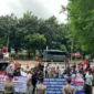 Keterangan foto : Ratusan massa dari Himpunan Aktivis Milenial Indonesia (HAMI) menggelar aksi damai di depan gedung Komisi Pemberantasan Korupsi (KPK) Jakarta pada Senin (23/2)