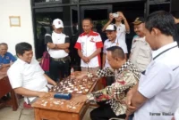 Keterangan poto : Ketua DPC Gerindra Kab Lebak, saat melalukan partai Ekshibision Lomaba Catur bersama Ketua Percasi Banten, (Dok Khusus)