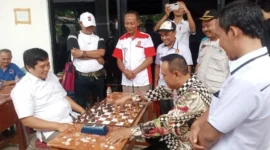 Keterangan poto : Ketua DPC Gerindra Kab Lebak, saat melalukan partai Ekshibision Lomaba Catur bersama Ketua Percasi Banten, (Dok Khusus)