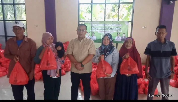 Keterangan foto: Camat Sukadiri Ahmad Saepul Anwar meninjau langsung pelaksanaan Gerakan Pangan Murah di GSG Kecamatan Sukadiri, Sabtu (14/2/2026), jelang Ramadhan 1447 H.