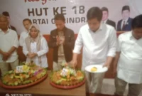 Keterangan poto : Ketua DPC Partai Gerindra, Bambang. S. P, saat melakukan pemotongan tumpeng saat acara Tasyakuran HUT Partai Gerindra ke 18 Tahun Secara sederhana pada 16/2/2026