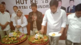 Keterangan poto : Ketua DPC Partai Gerindra, Bambang. S. P, saat melakukan pemotongan tumpeng saat acara Tasyakuran HUT Partai Gerindra ke 18 Tahun Secara sederhana pada 16/2/2026