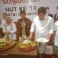 Keterangan poto : Ketua DPC Partai Gerindra, Bambang. S. P, saat melakukan pemotongan tumpeng saat acara Tasyakuran HUT Partai Gerindra ke 18 Tahun Secara sederhana pada 16/2/2026
