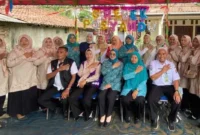 Foto bersama petugas Puskesmas Kemiri, kader posyandu, dan warga di sela kegiatan Grebeg Posyandu Januari 2026.