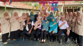 Foto bersama petugas Puskesmas Kemiri, kader posyandu, dan warga di sela kegiatan Grebeg Posyandu Januari 2026.