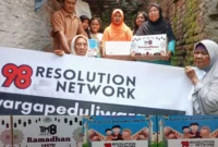 Keterangan foto : Dewan Pengurus Nasional (DPN) Tim 08, Yusuf Reza Soleman saat membagikan sembako, Sabtu (21/2/2026)