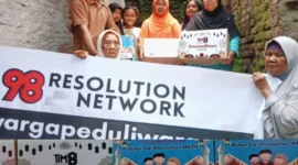 Keterangan foto : Dewan Pengurus Nasional (DPN) Tim 08, Yusuf Reza Soleman saat membagikan sembako, Sabtu (21/2/2026)