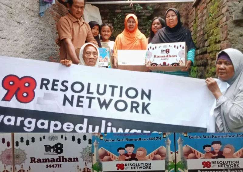 Keterangan foto : Dewan Pengurus Nasional (DPN) Tim 08, Yusuf Reza Soleman saat membagikan sembako, Sabtu (21/2/2026)