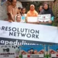 Keterangan foto : Dewan Pengurus Nasional (DPN) Tim 08, Yusuf Reza Soleman saat membagikan sembako, Sabtu (21/2/2026)