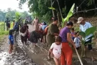 Keterangan foto : Jalan rusak ditanam pohon pisang di Cimarga, Lebak, Senin (16/2/2026)