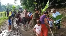 Keterangan foto : Jalan rusak ditanam pohon pisang di Cimarga, Lebak, Senin (16/2/2026)