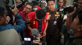 Keterangan foto : Kejaksaan Tinggi Sumatera Selatan telah menetapkan dua orang tersangka terkait dugaan gratifikasi dan suap dalam proyek Pengembangan Jaringan Irigasi Ataran Air Lemutu, Kecamatan Tanjung Agung, Kabupaten Muara Enim, Kamis (19/2/2026)