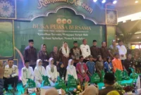 Keterangan foto : Pengurus Perhimpunan Pemilik dan Penghuni Satuan Rumah Susun (PPPSRS) Apartemen Kalibata City untuk memperkuat kebersamaan sekaligus menebar kepedulian sosial melalui kegiatan buka puasa bersama dan penyaluran ribuan paket sembako kepada masyarakat sekitar, Sabtu (28/2/2026)
