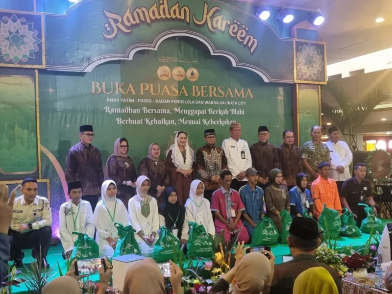Keterangan foto : Pengurus Perhimpunan Pemilik dan Penghuni Satuan Rumah Susun (PPPSRS) Apartemen Kalibata City untuk memperkuat kebersamaan sekaligus menebar kepedulian sosial melalui kegiatan buka puasa bersama dan penyaluran ribuan paket sembako kepada masyarakat sekitar, Sabtu (28/2/2026)