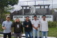Keterangan foto: Warga Pagintungan Didampingi LSM NIL saat melaporkan Aktivitas Galian ke Polres Kabupaten Serang, Polda Banten.