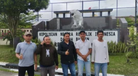 Keterangan foto: Warga Pagintungan Didampingi LSM NIL saat melaporkan Aktivitas Galian ke Polres Kabupaten Serang, Polda Banten.