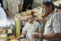 Keterangan foto : Anggota Komisi VI DPR RI Arif Rahman melakukan kunjungan kerja ke Pasar Wonokromo Surabaya, Kamis (12/2/2026)