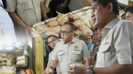 Keterangan foto : Anggota Komisi VI DPR RI Arif Rahman melakukan kunjungan kerja ke Pasar Wonokromo Surabaya, Kamis (12/2/2026)