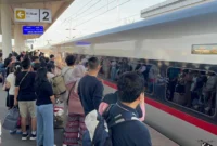 Keterangan foto : KCIC melakukan penyesuaian jadwal perjalanan KA Cepat Whoosh selama 22 hari untuk keberangkatan mulai 19 Februari 2026 hingga 12 Maret 2026 karena adanya pekerjaan pemindahan kabel Saluran Udara Tegangan Tinggi (SUTT), Kamis (12/2/2026)