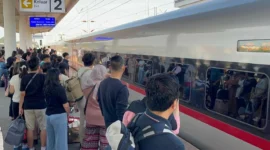 Keterangan foto : KCIC melakukan penyesuaian jadwal perjalanan KA Cepat Whoosh selama 22 hari untuk keberangkatan mulai 19 Februari 2026 hingga 12 Maret 2026 karena adanya pekerjaan pemindahan kabel Saluran Udara Tegangan Tinggi (SUTT), Kamis (12/2/2026)