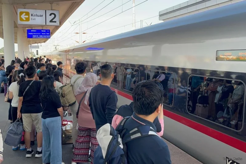 Keterangan foto : KCIC melakukan penyesuaian jadwal perjalanan KA Cepat Whoosh selama 22 hari untuk keberangkatan mulai 19 Februari 2026 hingga 12 Maret 2026 karena adanya pekerjaan pemindahan kabel Saluran Udara Tegangan Tinggi (SUTT), Kamis (12/2/2026)