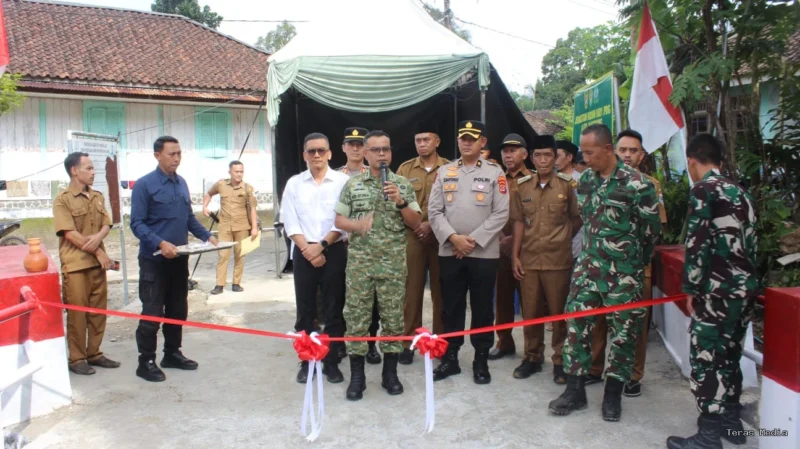 Keterangan foto : TNI Kodim 0601 Pandeglang mengambil inisiatif untuk membangun jembatan permanen di Ramea Mandalawangi Pandeglang, Rabu (11/3/2026)