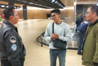 Keterangan foto : Polisiti Demokrat Anton Suratto saat menjemput korban TPPO Septi Surya Rusmana di Bandara Soekarno Hatta, Sabtu (7/3/2026)