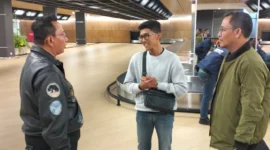 Keterangan foto : Polisiti Demokrat Anton Suratto saat menjemput korban TPPO Septi Surya Rusmana di Bandara Soekarno Hatta, Sabtu (7/3/2026)