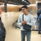 Keterangan foto : Polisiti Demokrat Anton Suratto saat menjemput korban TPPO Septi Surya Rusmana di Bandara Soekarno Hatta, Sabtu (7/3/2026)