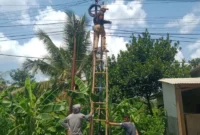 Keterangan poto : Para pekerja pe.asangan kabel jaringam Wi - Fi yang diduga tak mengantongi ijin, di wilayah Kecamatan Ramgkasbitung (Doksus)